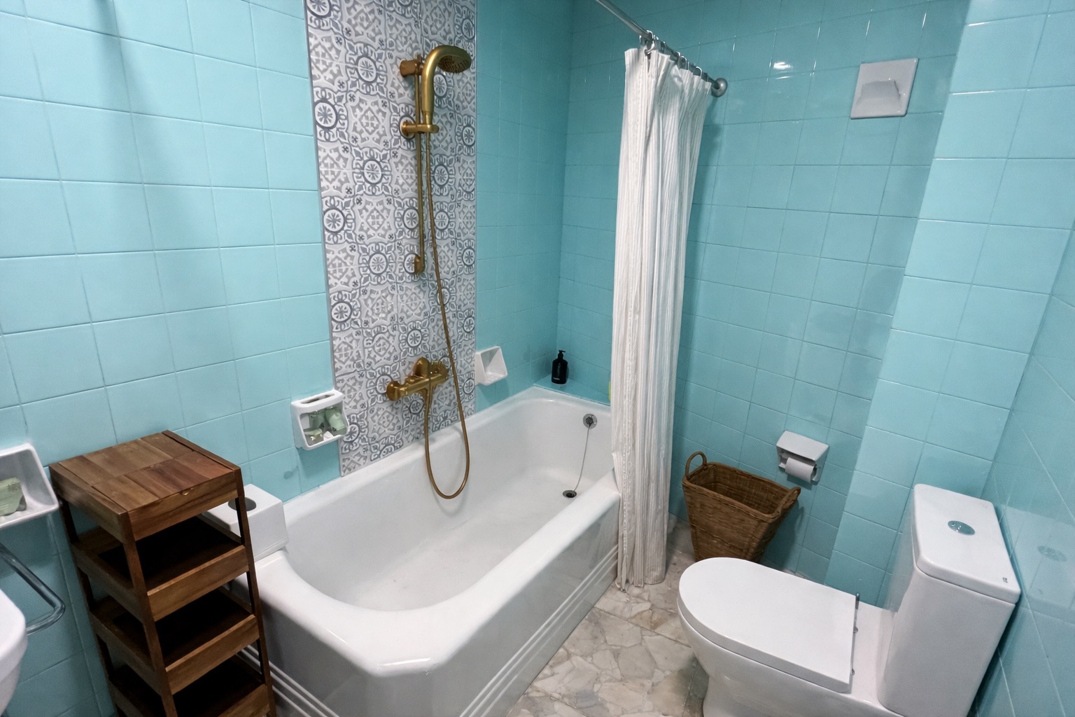 Baño elegante con azulejos turquesa