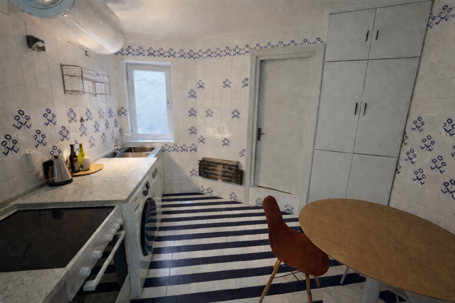 Cocina luminosa con decoración náutica