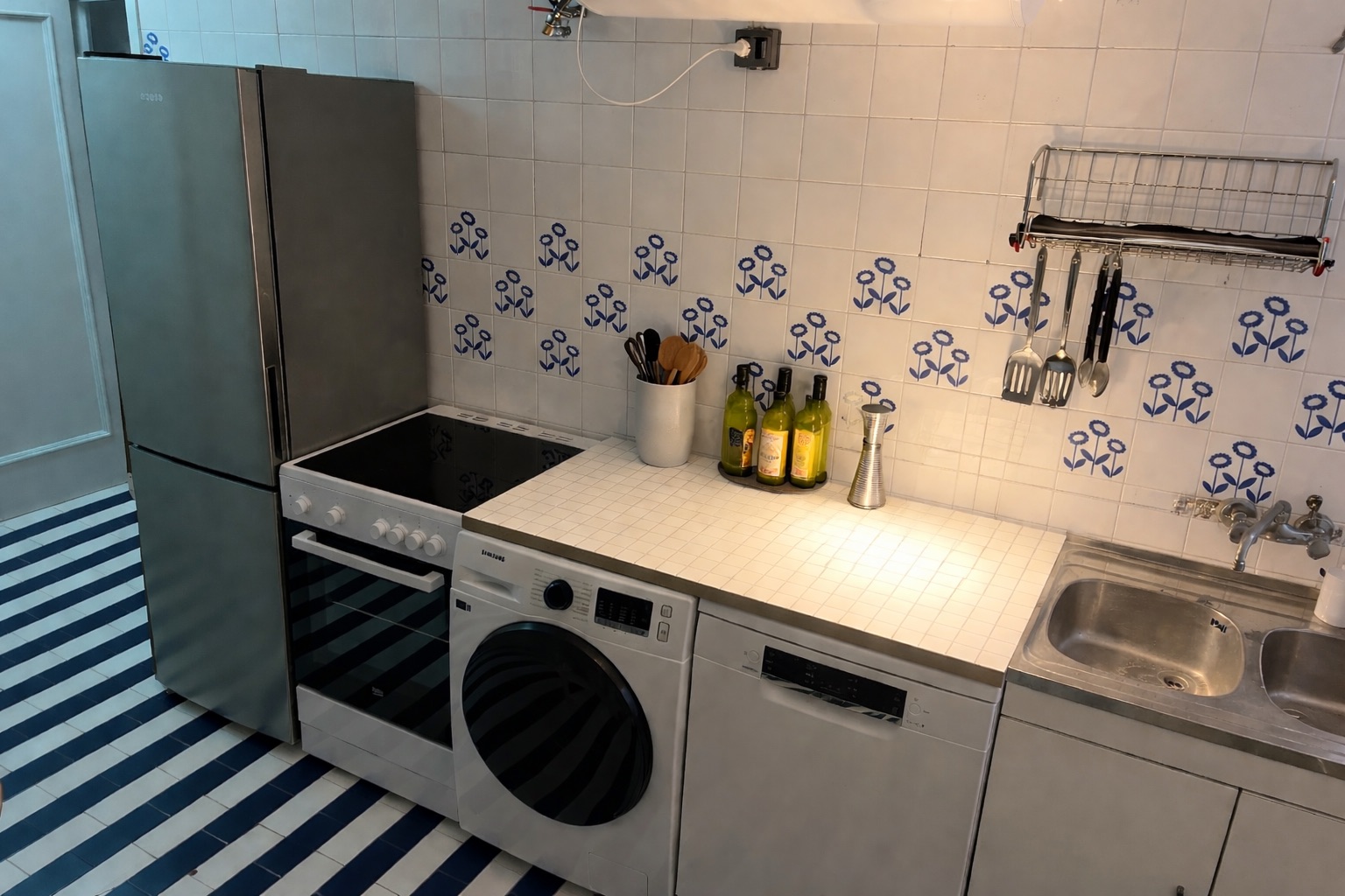 Cocina moderna con detalles en azul