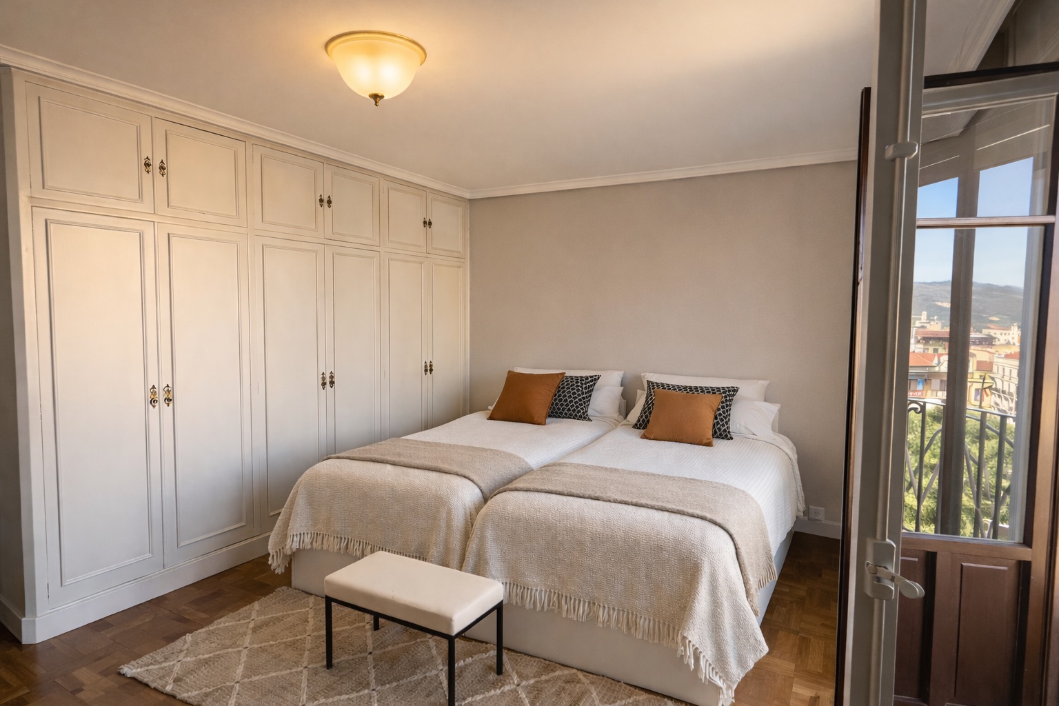 Habitación acogedora con balcón abierto