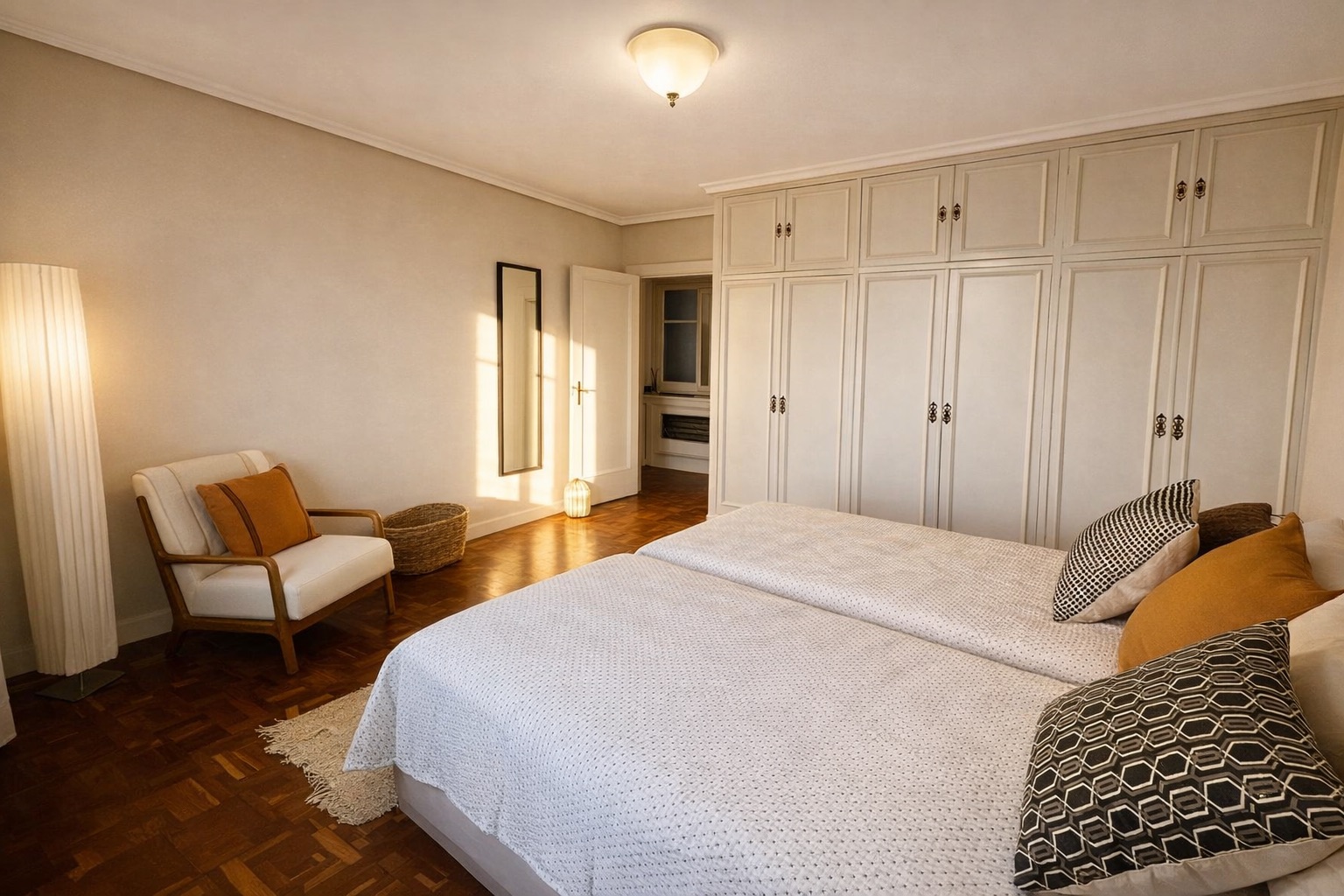 Habitación luminosa con detalles cálidos