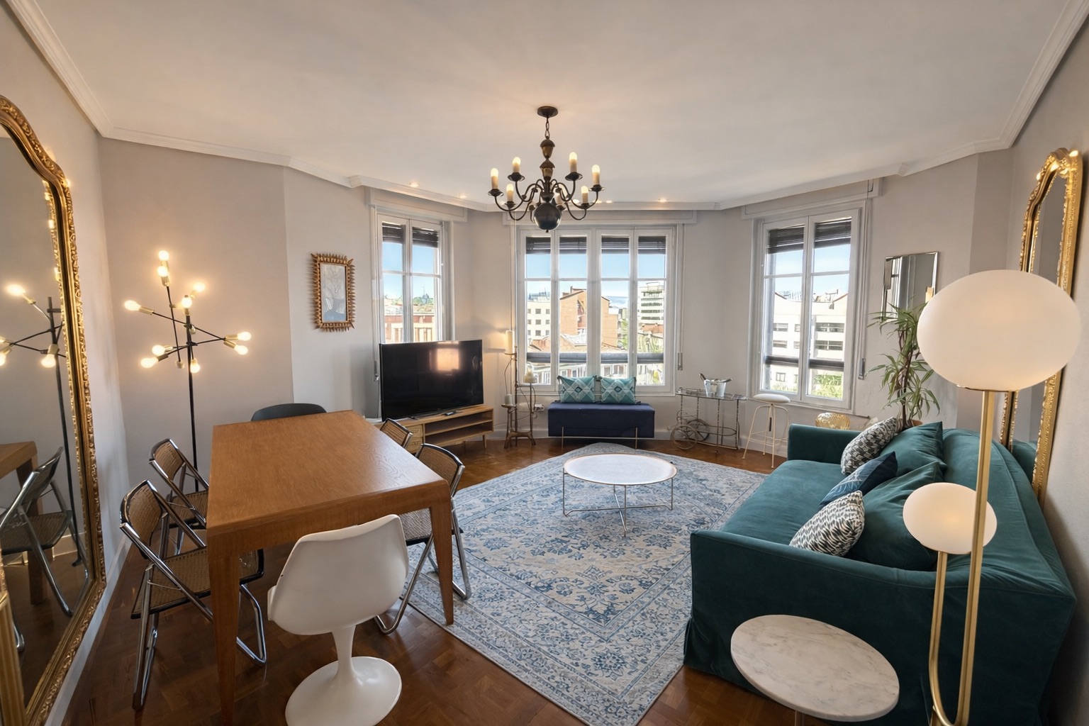 Sala moderna con vistas a la ciudad